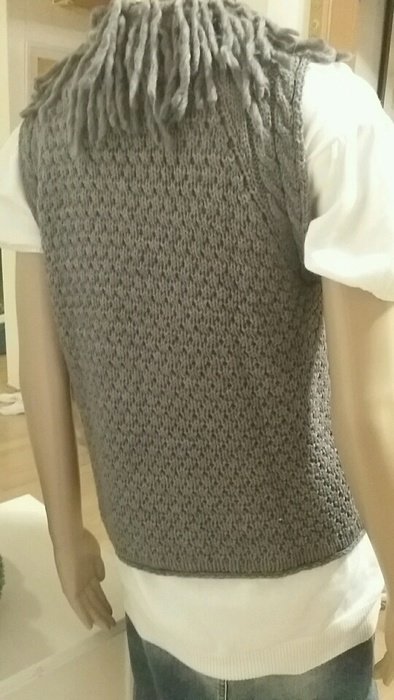 Süsse Strickweste in Grau mit Fransen