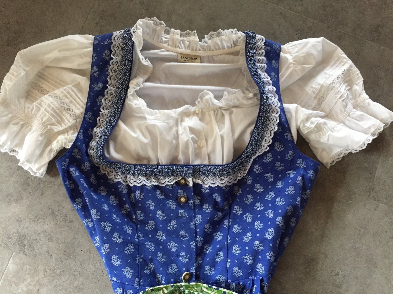 Dirndlkleid mit Bluse