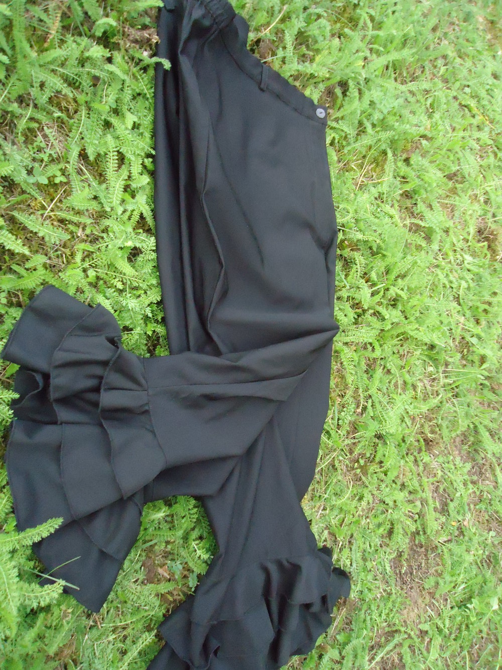 Gerade geschnittene Hose mit Rüschen am Saum 