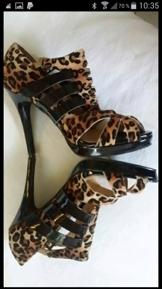Highheels-Peeptoes in Leoprint und schwarzem Lack