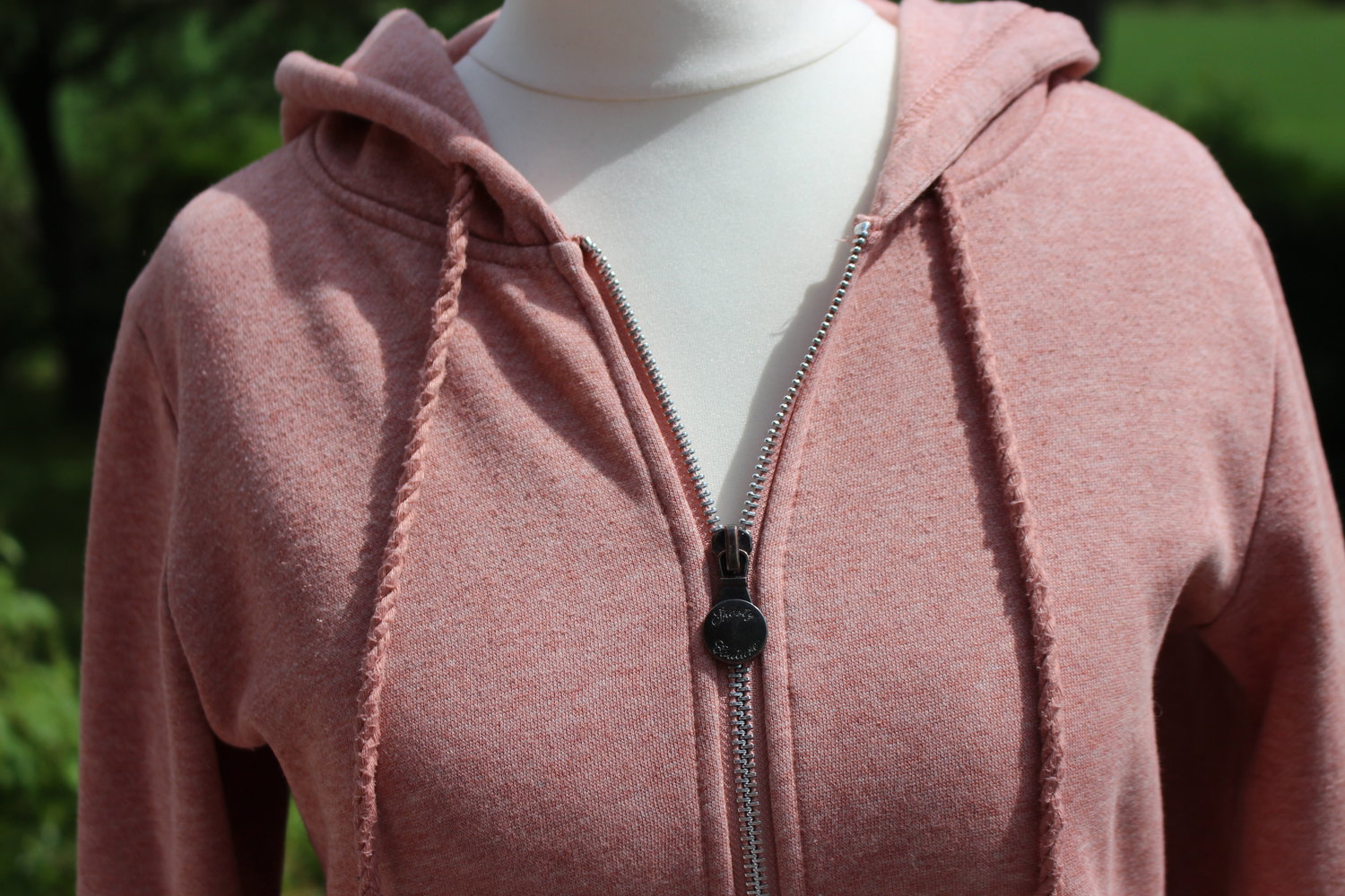 Lachsfarbener Kapuzenpulli mit Reißverschluss