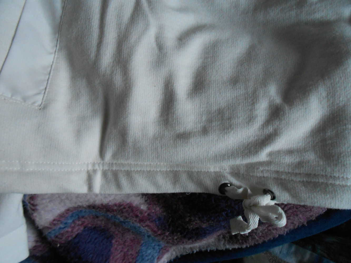 Weißer Pullover