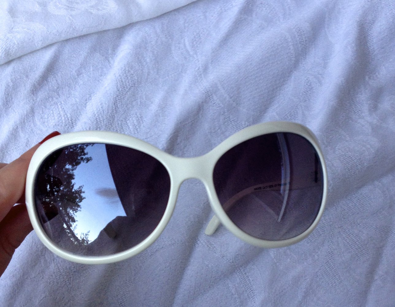 Hippe Sonnenbrille mit weißem Gestell
