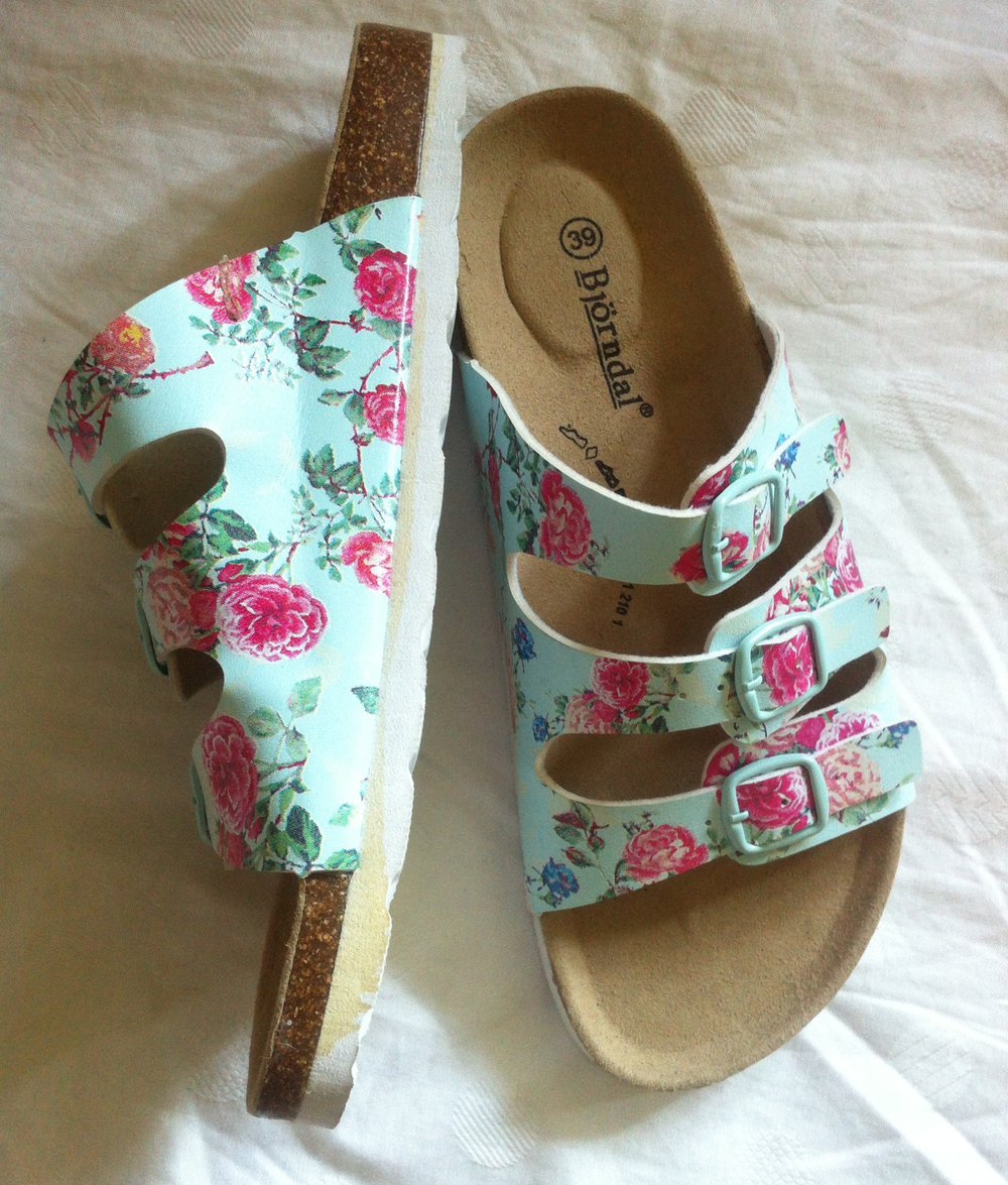 NEU Sandalen Hausschuhe bequem Fußbett Öko Schlappen bunt Blumen