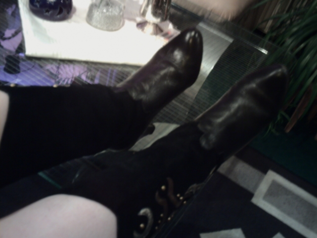 supi ausgefallene schwarze Wildleder Stiefel mit Gold-Applikation