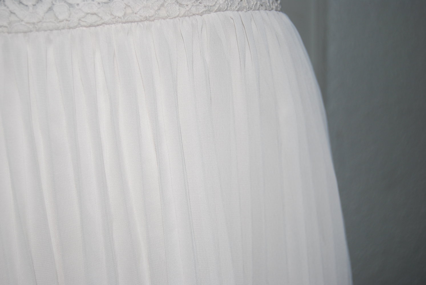 Cremefarbenes romantisches Cocktailkleid