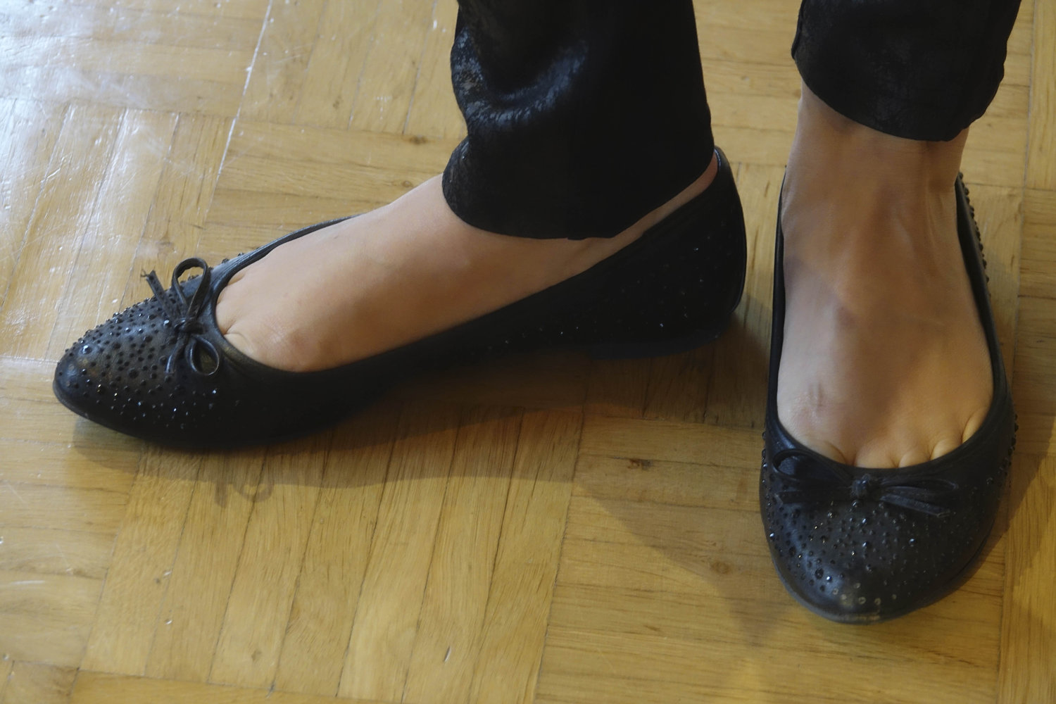 Schwarze Ballerinas mit Steinen