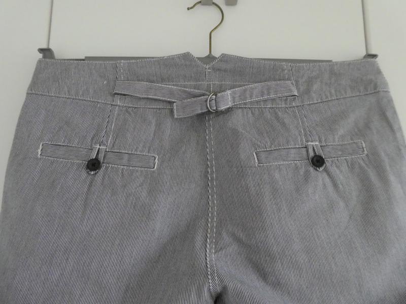 NEU – H&M - Damen 3/4-Hose, dunkelblau-weiß fein gestreift