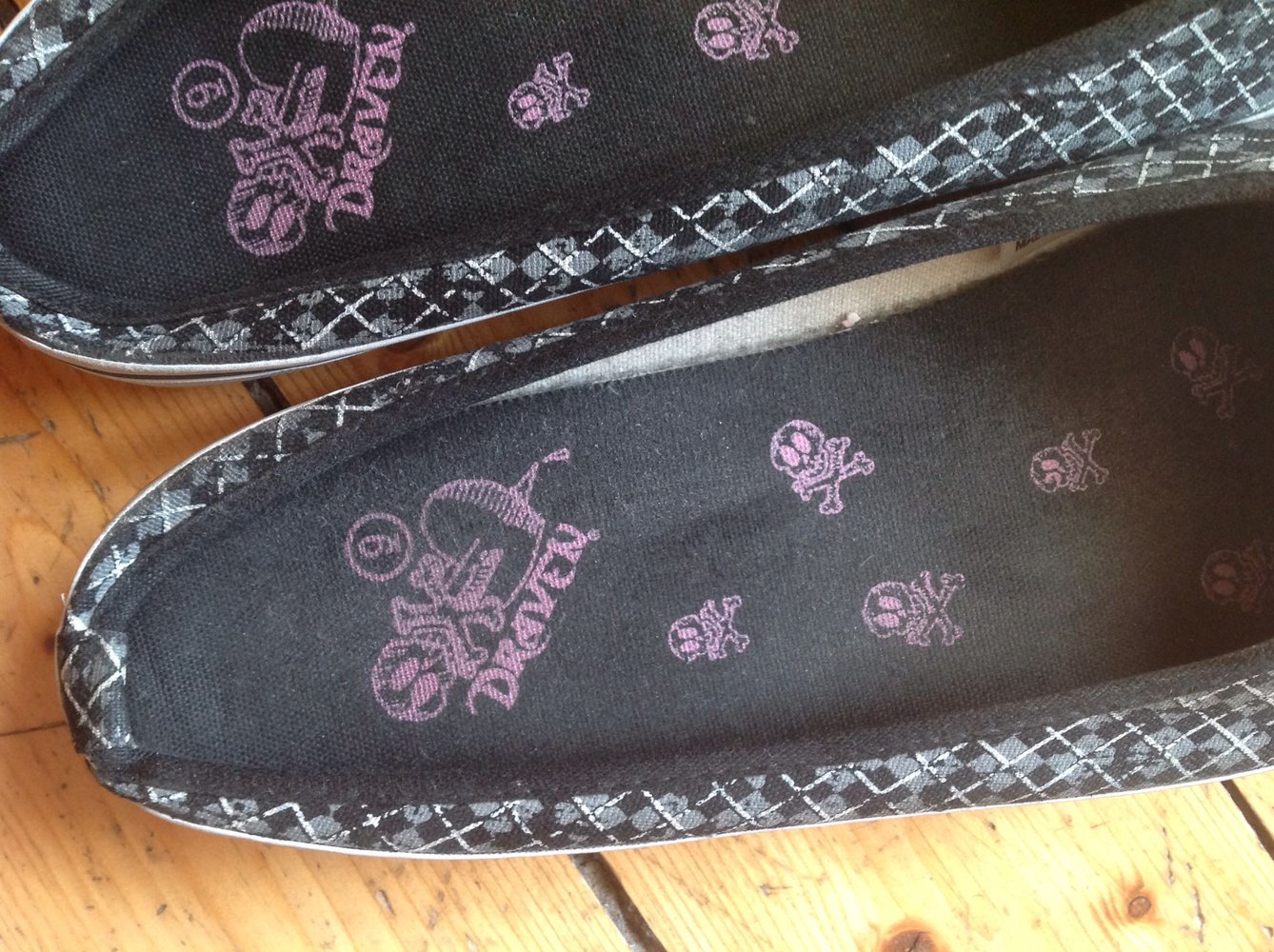 Karo Draven Slipper mit Totenkopf und Herzen