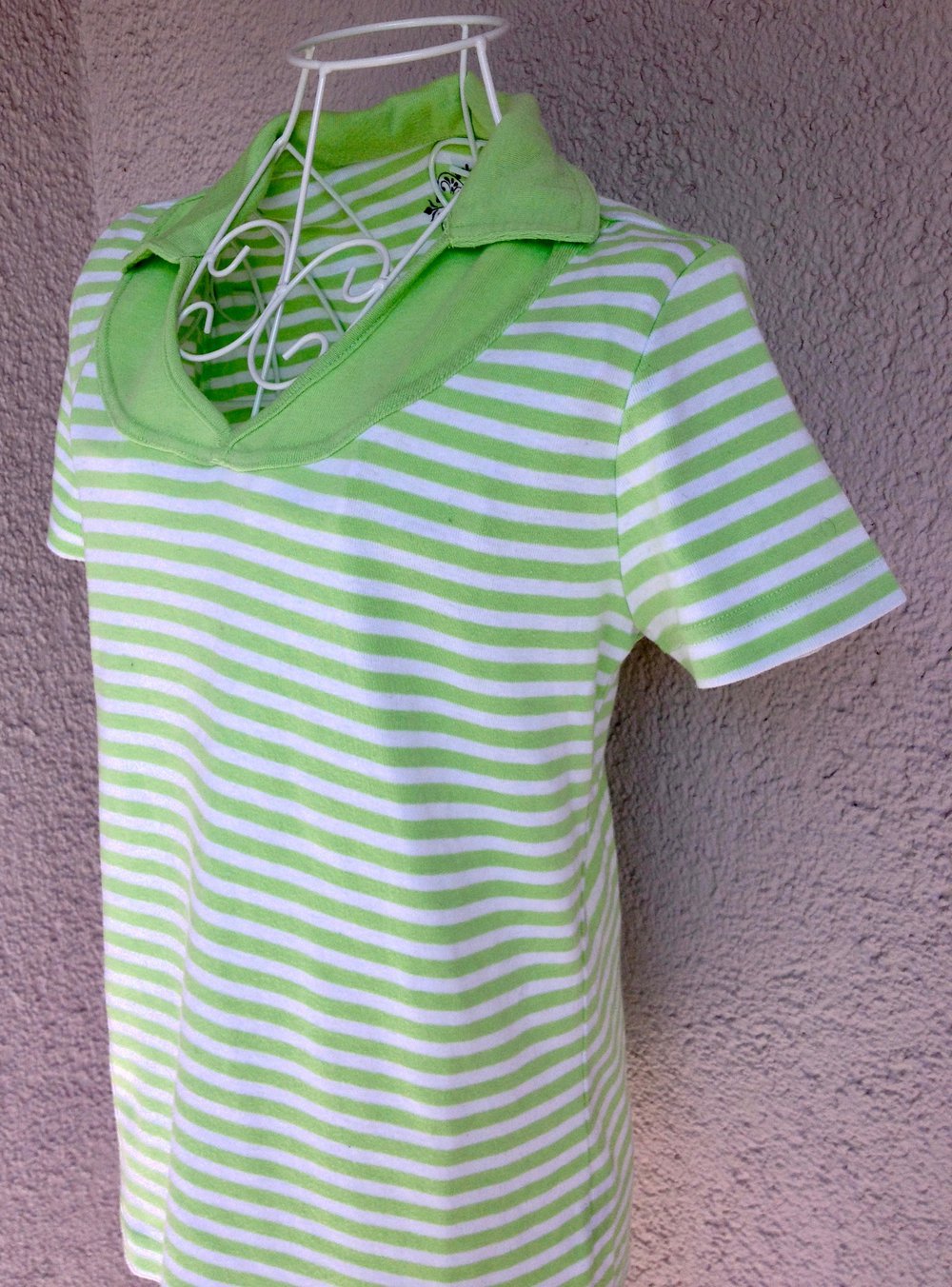 Schönes Streifenshirt mit Kragen in sommerlichen Farben