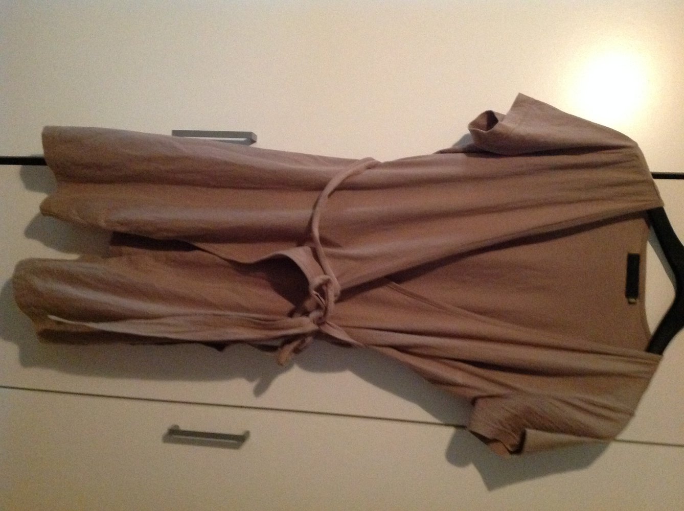 Beiges wickelkleid