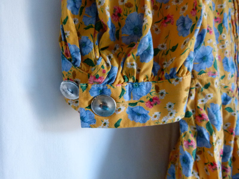 Sommer Trachten Kleid, honiggelb mit Blumenmuster, Schnürung, Folklore Landhaus Mori Retro Vintage Floral Blümchen Cottagecore