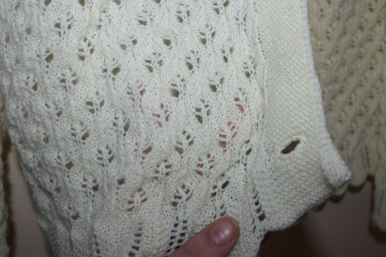 Lochmuster Strickjacke, Cardigan, mit leichten Trompetenärmeln, Zitronengelb, Gr. M