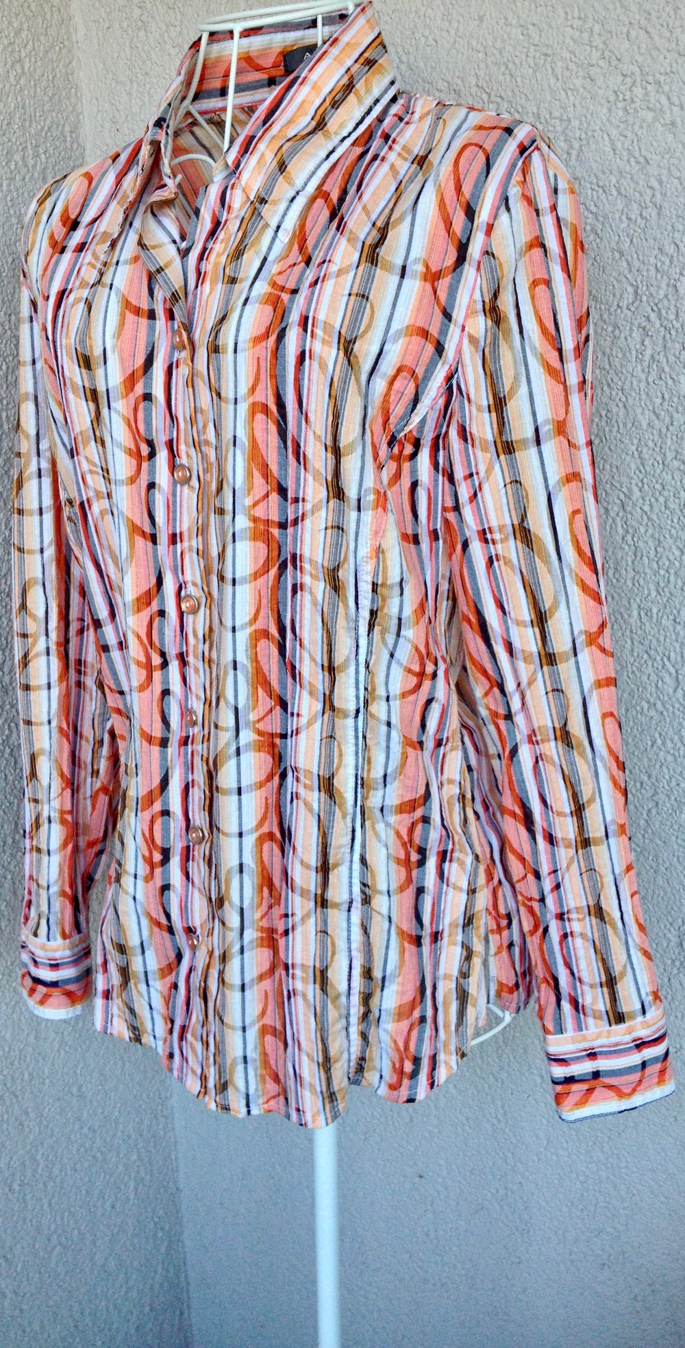 Schöne Bluse mit buntem Muster und langen Ärmeln