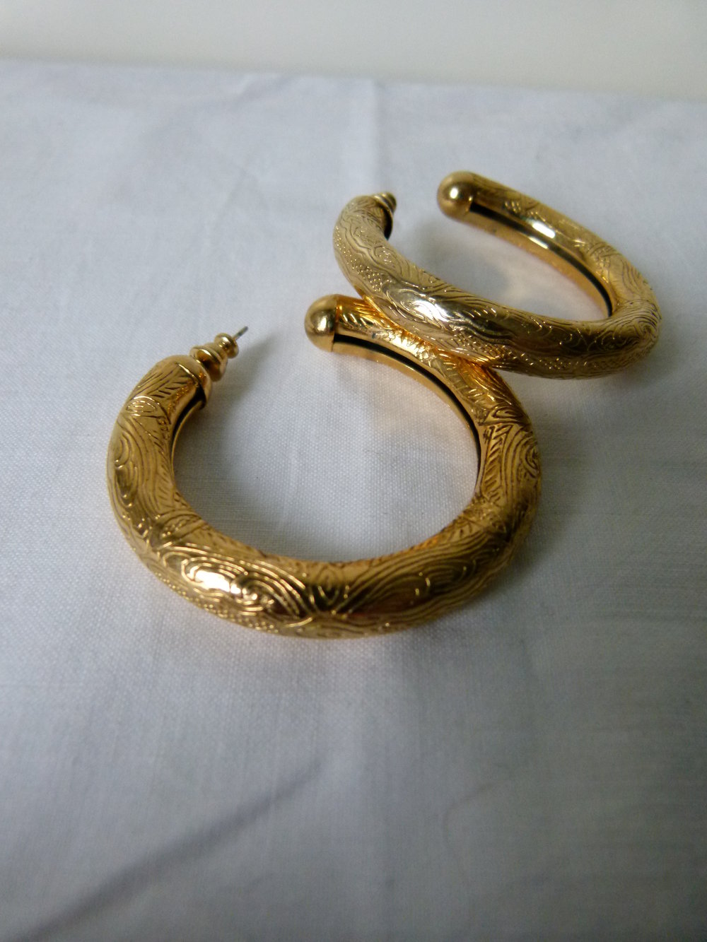 Große Ethno Creolen Ohrringe, goldfarbenes Metall mit Muster, Modeschmuck, Vintage Boho Mori Festival Goa Folklore