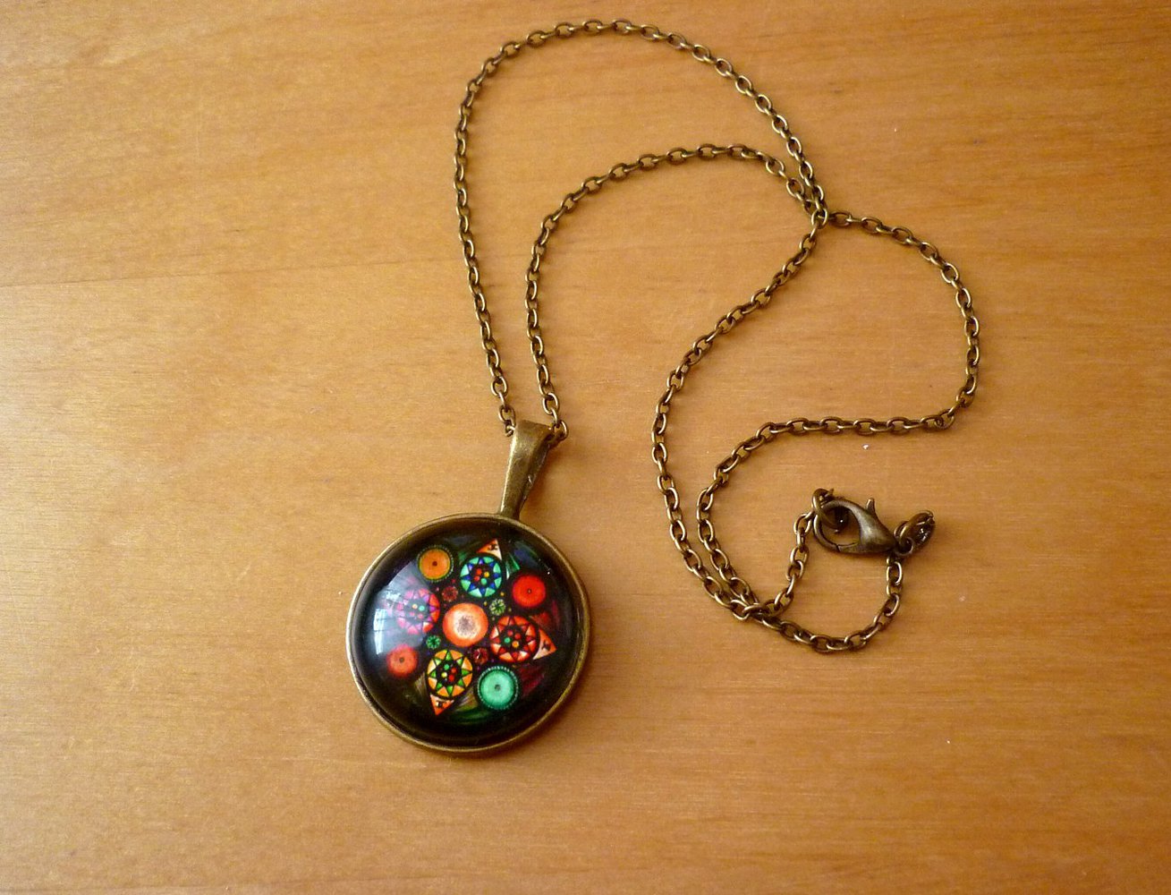 Kette Mandala schwarz bunt Fenster Glas Kirche Gothic Gotik Vintage rund kirchenfenster