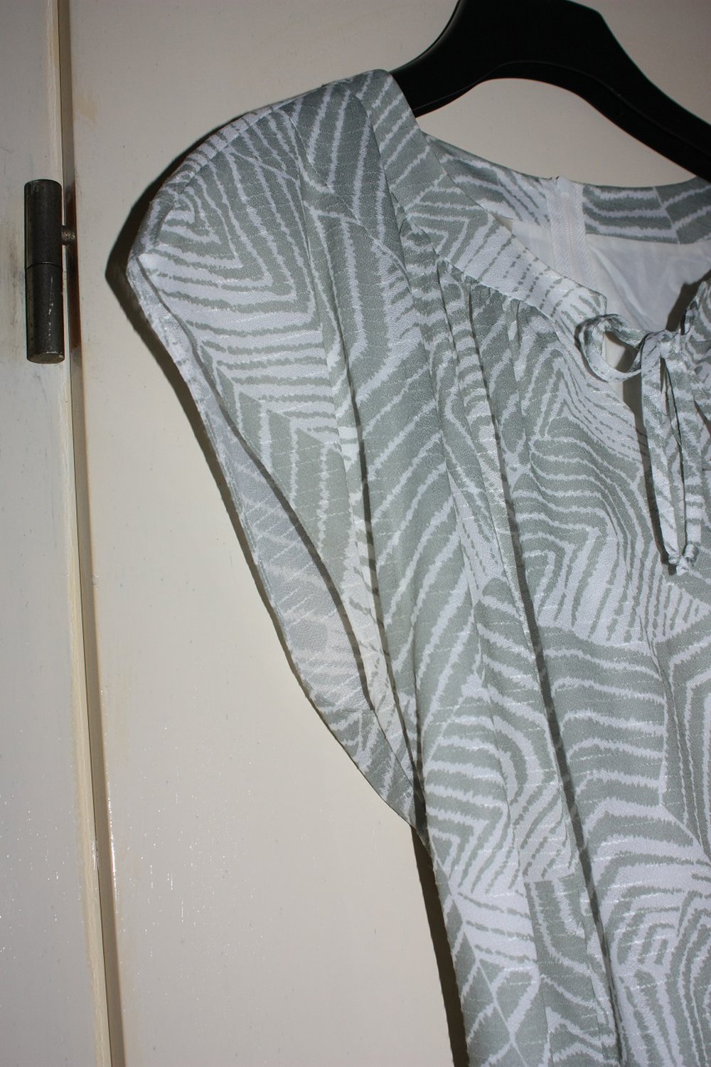 Kleid mit Muster & Gürtel, tieferer Ärmelausschnitt, Unterrock, Gr. L