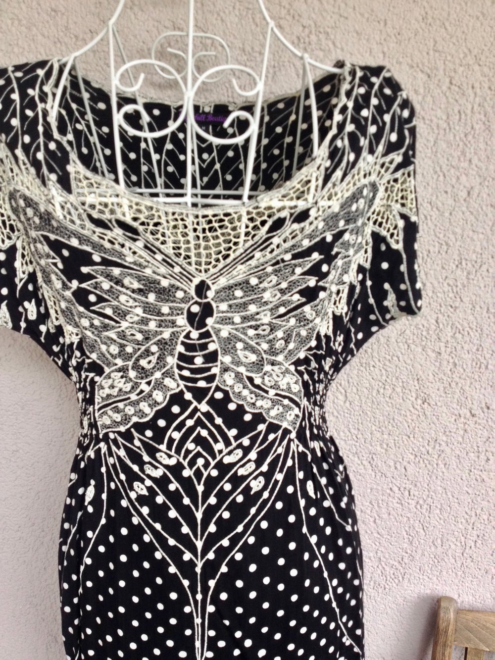 Sehr schönes Kleid mit Pünktchen, Schmetterlingsmuster und Cut Outs von der Sugarhill Boutique