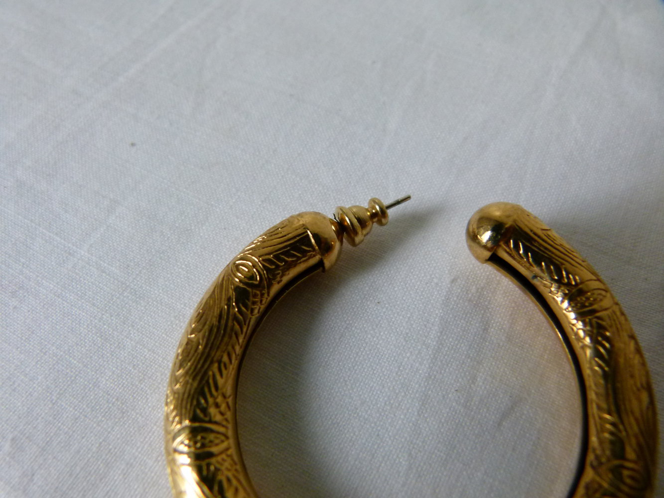 Große Ethno Creolen Ohrringe, goldfarbenes Metall mit Muster, Modeschmuck, Vintage Boho Mori Festival Goa Folklore