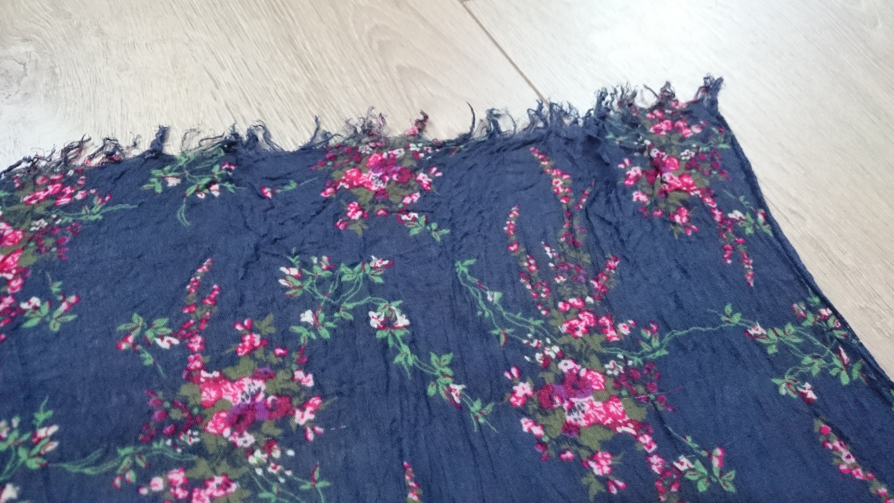 blaues zartes Tuch mit Fransen