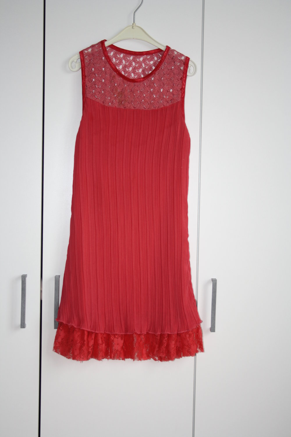* schickes Kleid mit Spitze korall