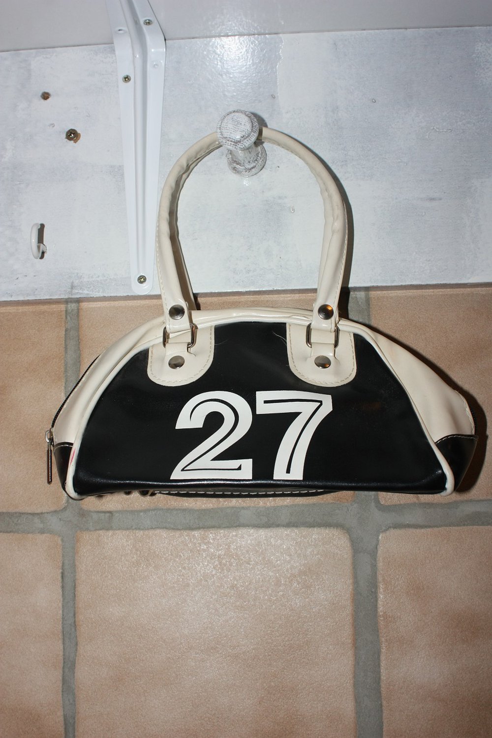 Süße kleine schwarz-weiße Kunstleder Handtasche