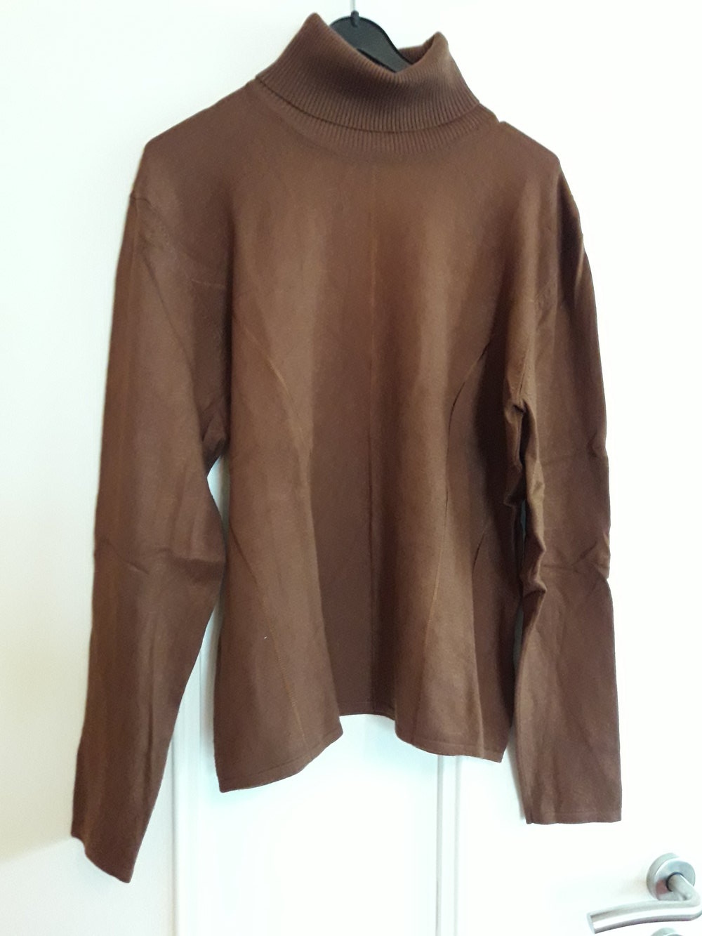 Brauner Rollkagenpullover mit Ziernähten Pullover Braun Rollkragen Kragen Rolli