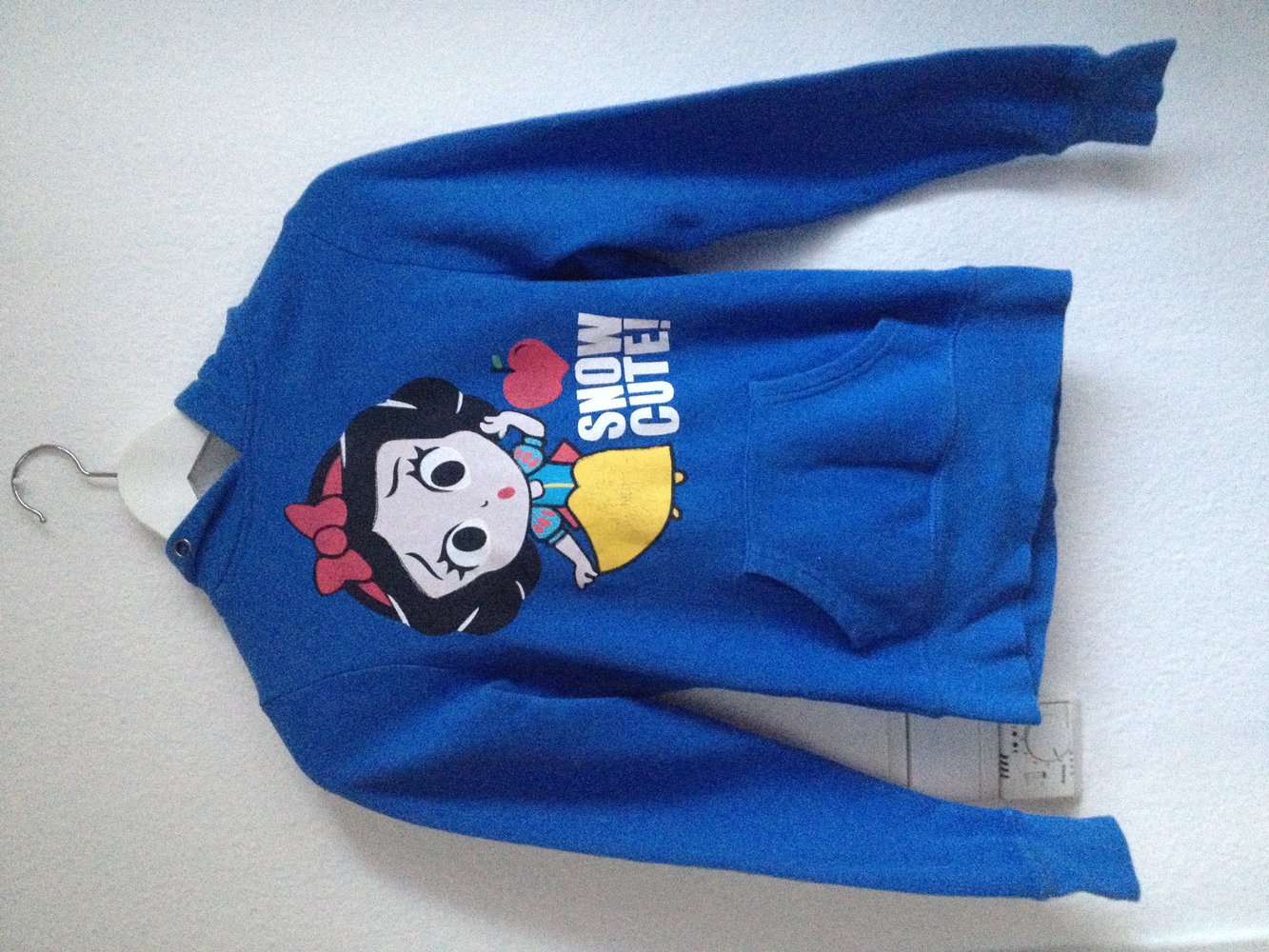 Süßer Kaputzenpulli mit Schneewitchen