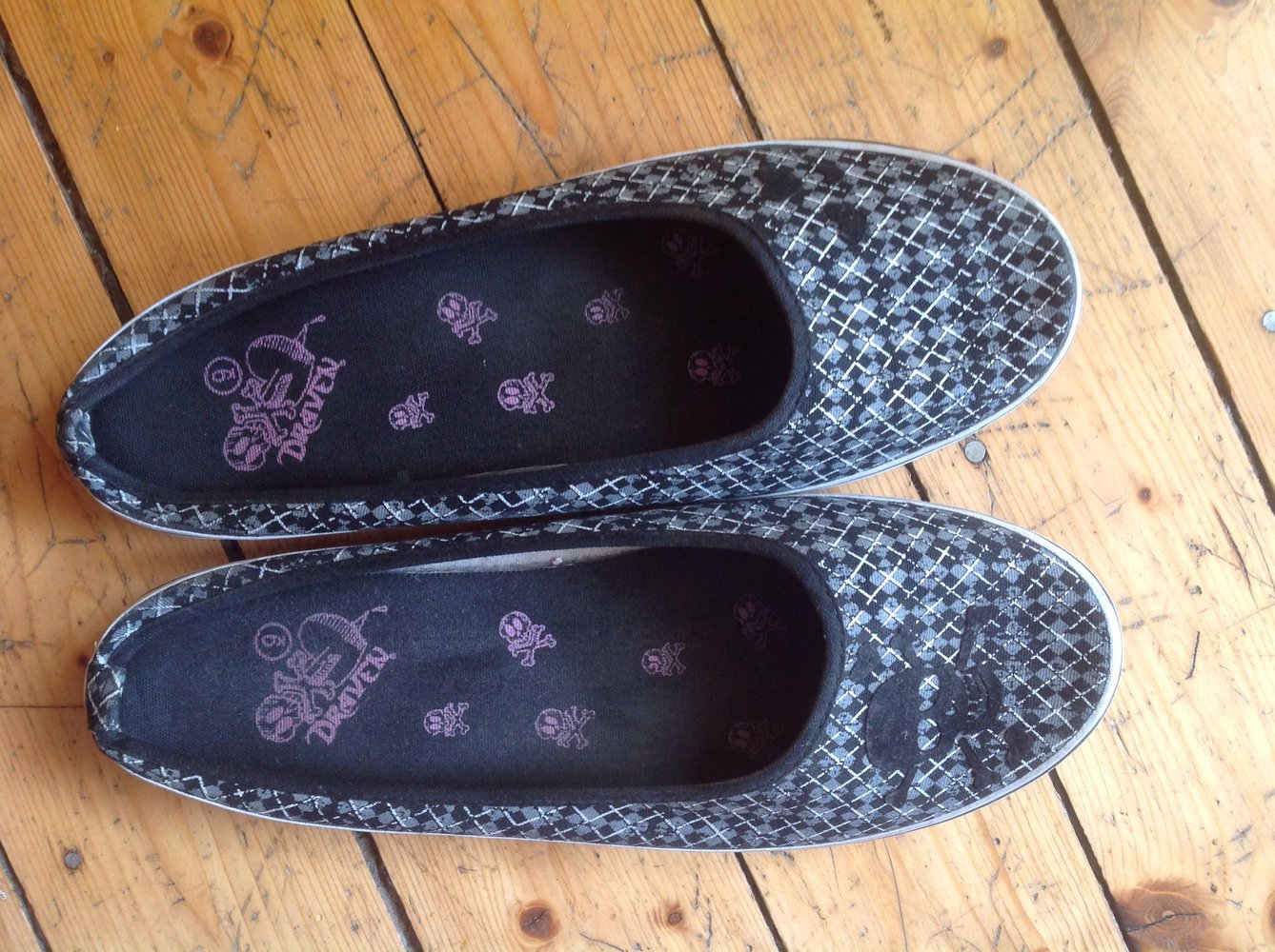 Karo Draven Slipper mit Totenkopf und Herzen