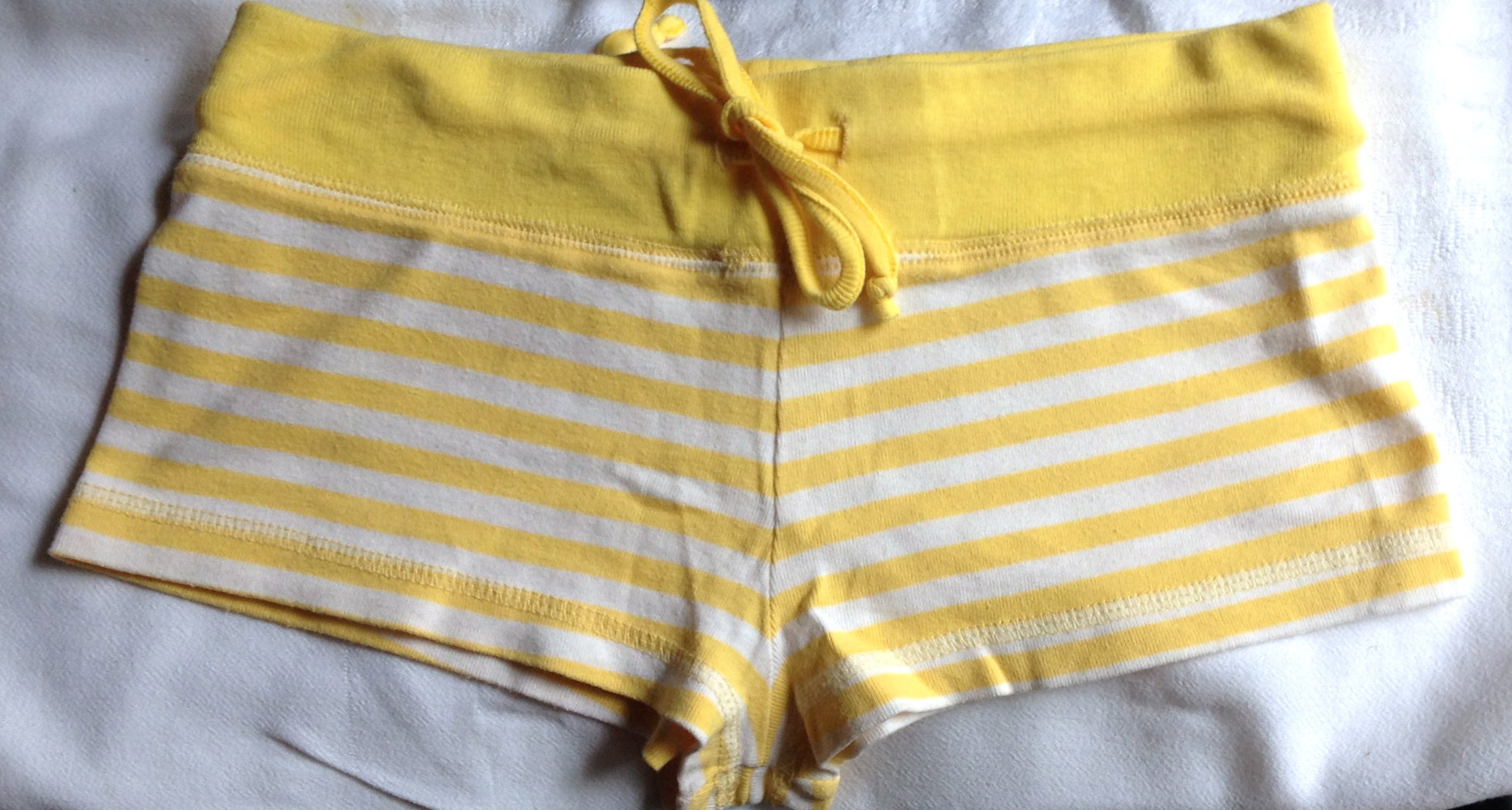 Schöne Hotpants mit Streifen