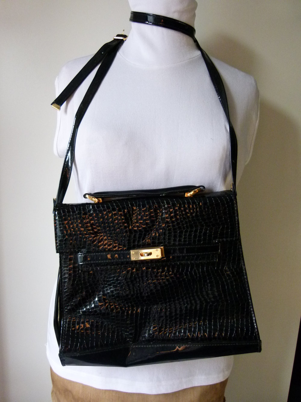Handtasche Umhängetasche aus schwarzem Lack, Vintage Retro Boho Mori