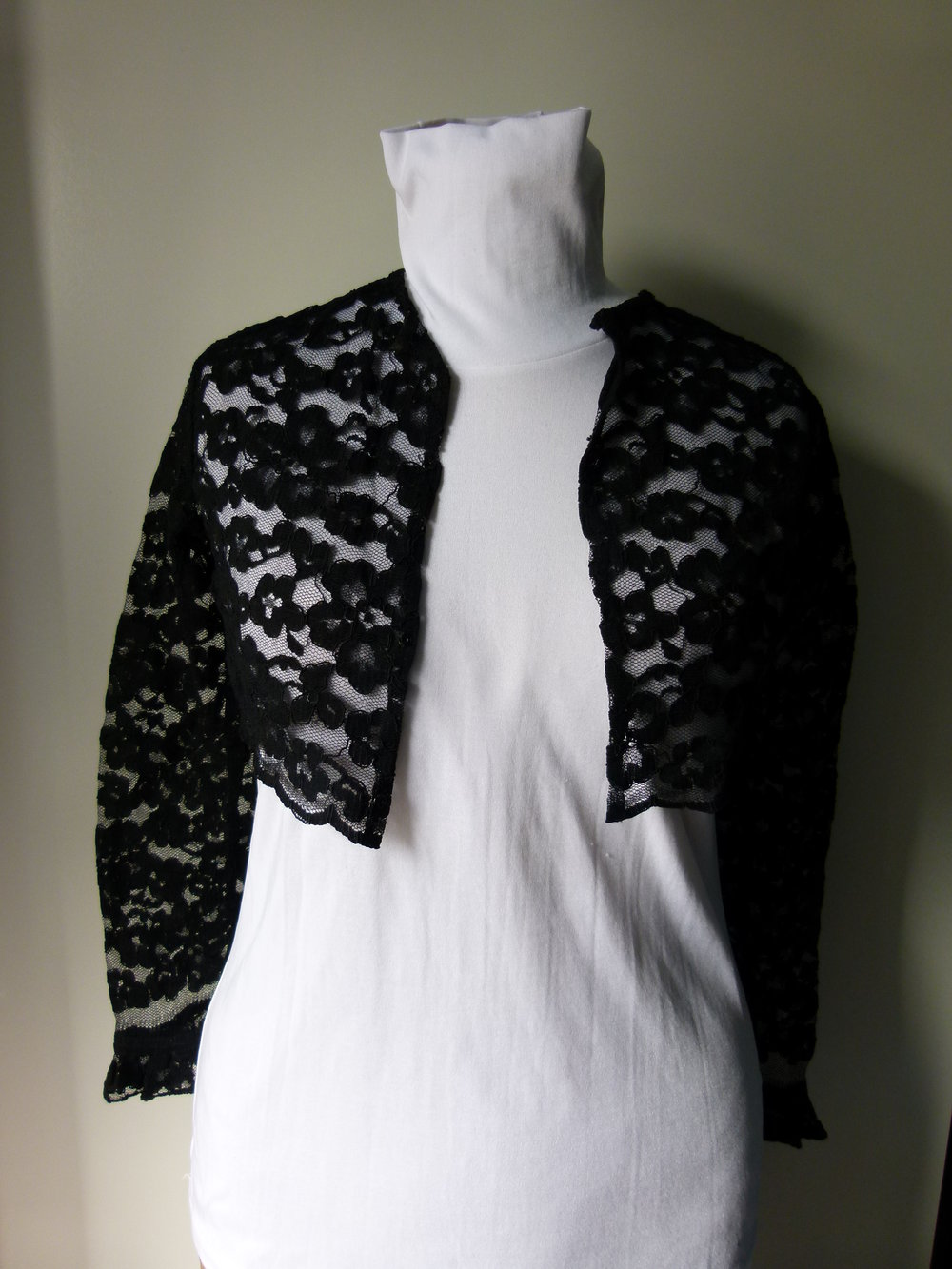 Spitzen Bolero Kurzjacke, schwarz, aus den 60ern, mit Trompetenärmeln, True Vintage Gothic Mori Retro Blumen Floral 60s Rockabilly Granny