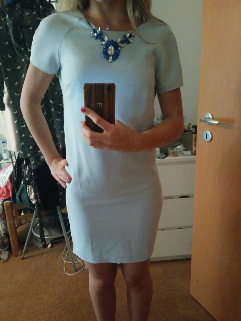 Hellblaues Kleid mit Kette von Primark