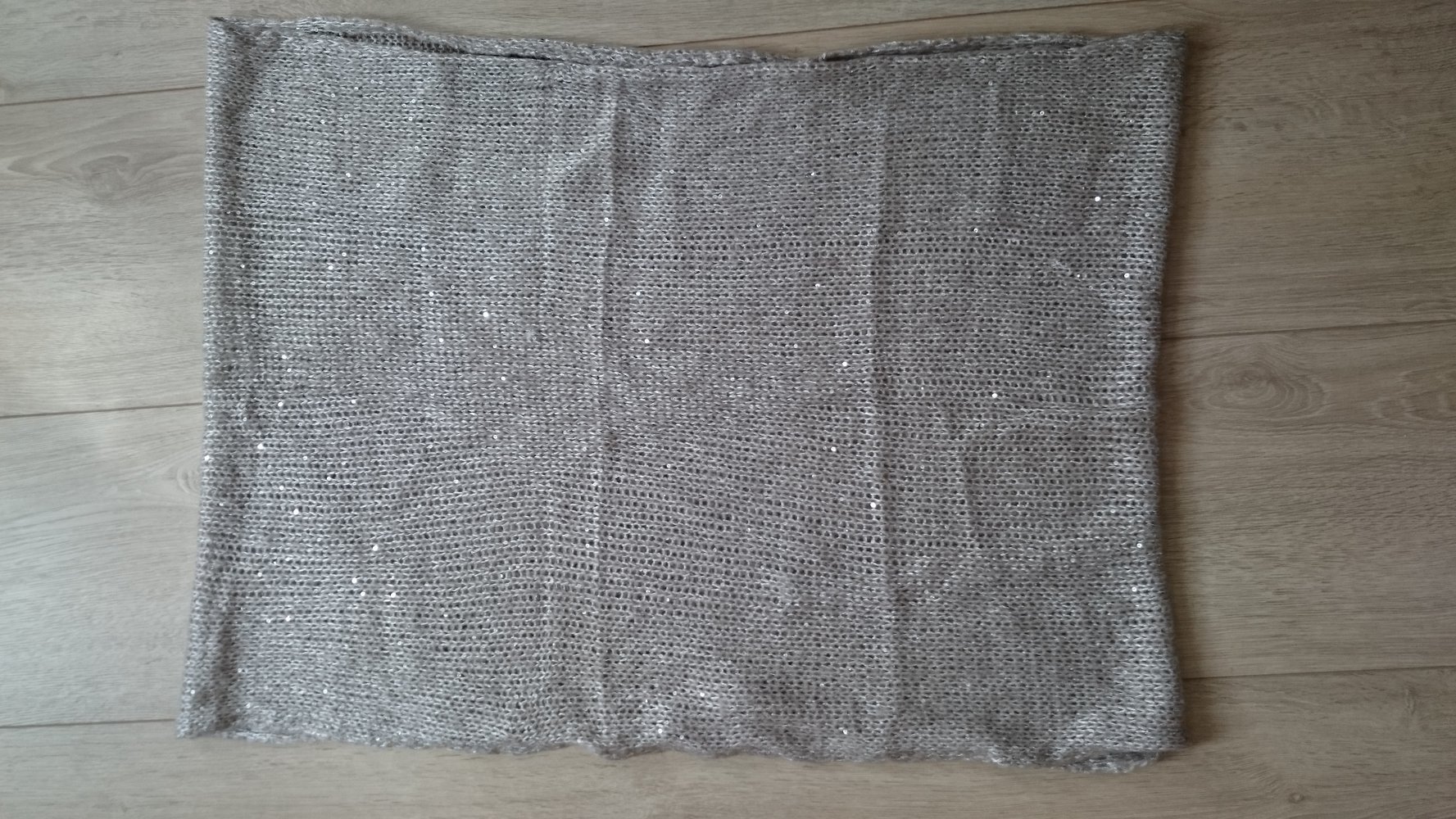 Strick Loop beige mit Pailletten