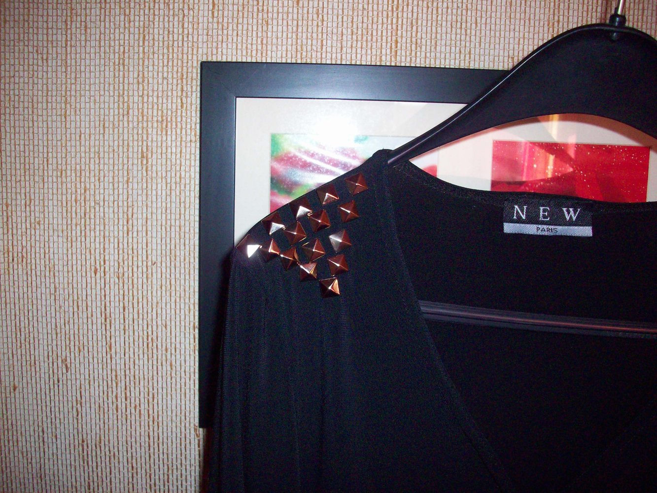 Tolles 3/4 Arm Shirt mit großem V-Ausschnitt, Gr. 36 / S, Pyramiden Nieten auf den Schultern
