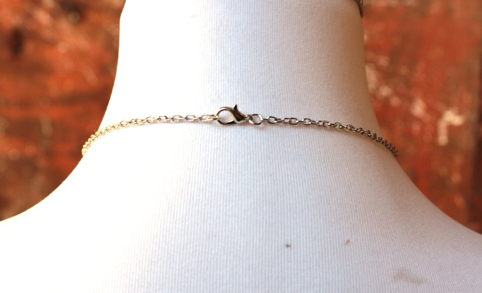 silberne kurze Kette mit Anker-Anhänger
