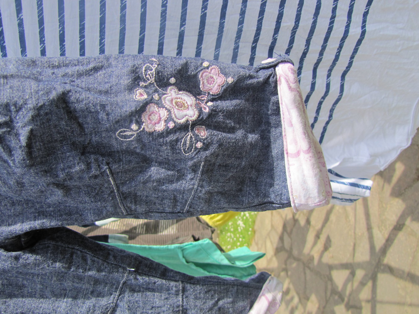Leicht gefütterte Denim Stil Hose mit Stickerei und Pailetten Gr. 80