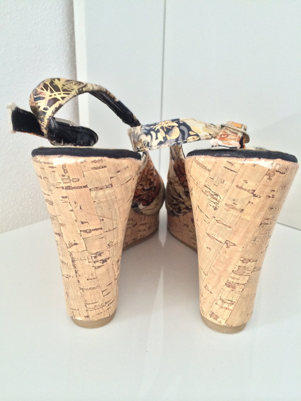 Goldene Sling Wedges mit Keilabsatz
