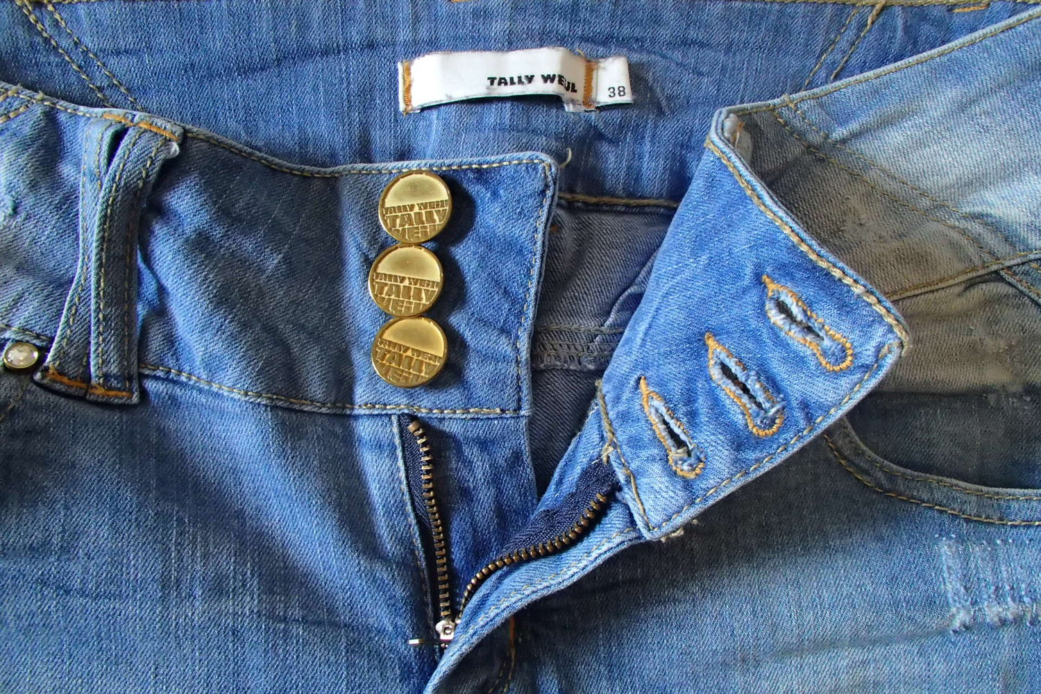 Destroyed Jeans mit 3 Knöpfen 