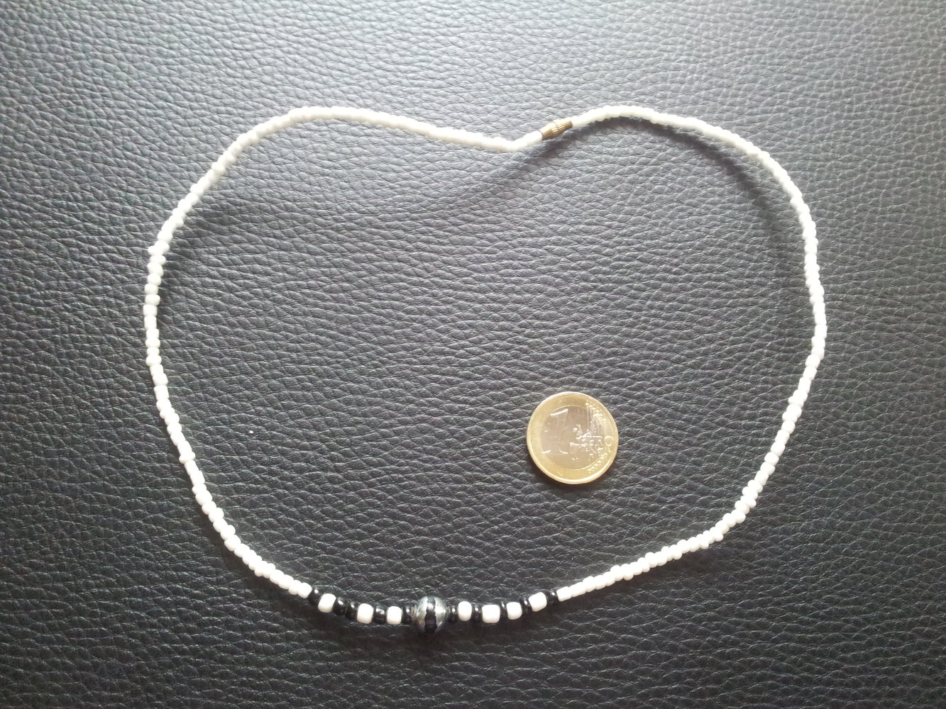 Modeschmuck Kette Perlen weiß schwarz Drehverschluss