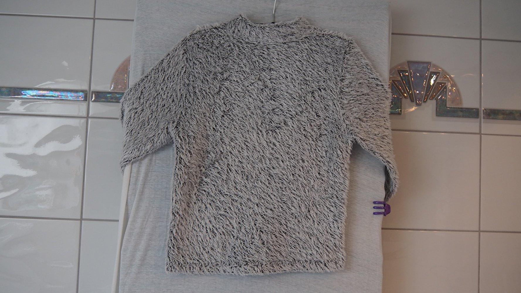 Kuscheliger Pulli in Schwarz-Weiß Größe 152 mit Fransen