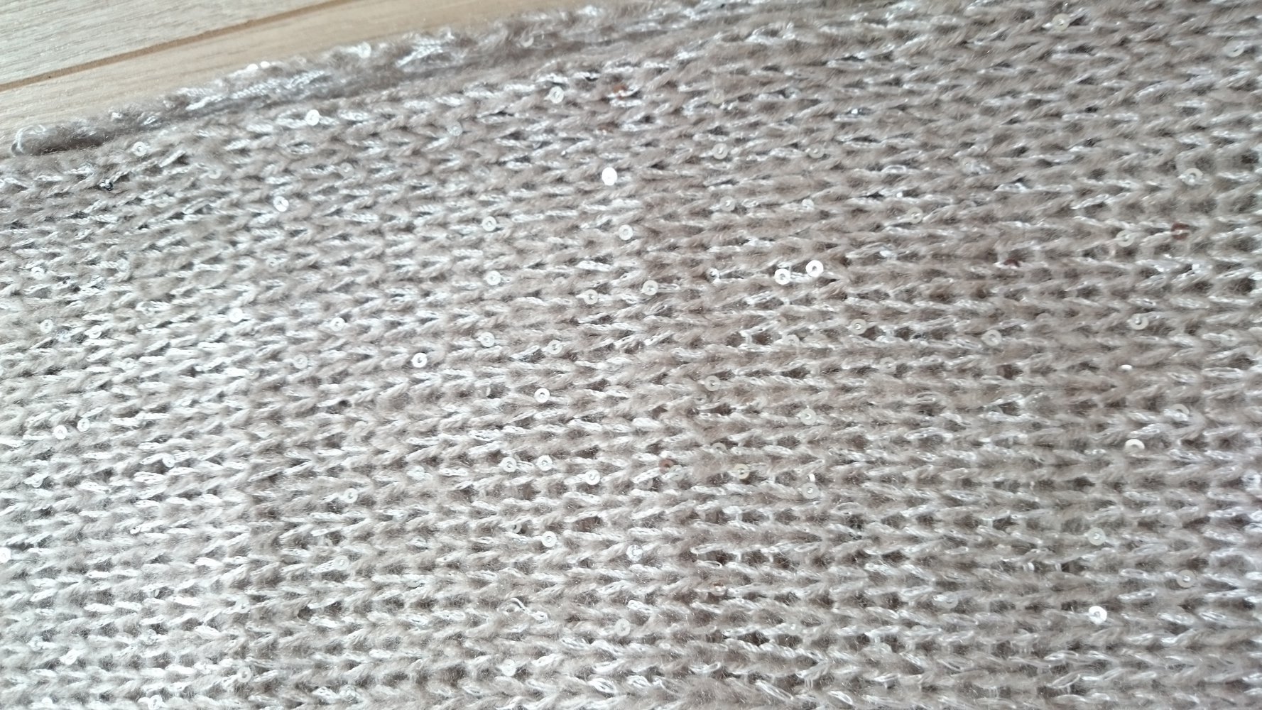 Strick Loop beige mit Pailletten