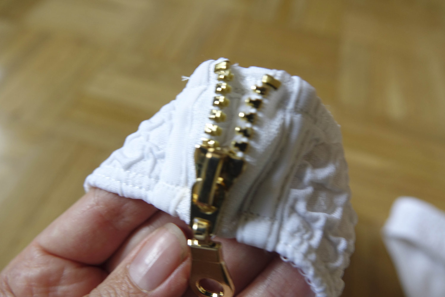 weiße Bikinihose mit Reißverschluss