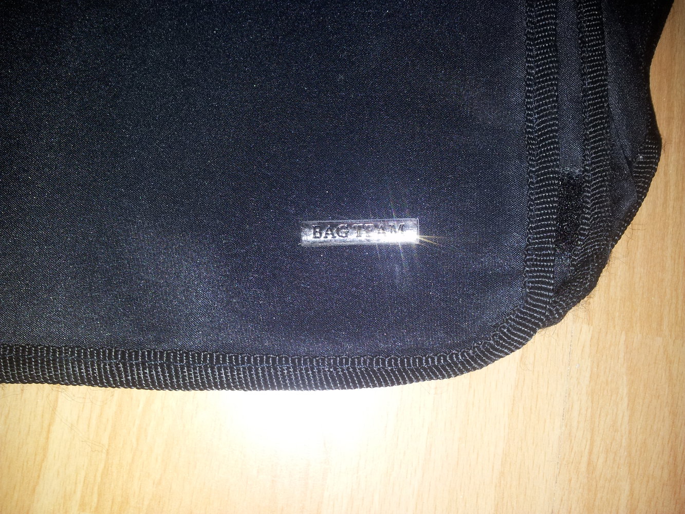 schwarze Schultertasche mit Handytasche 