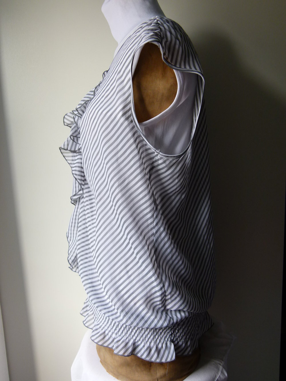 Chiffon Top Bluse, weiß grau gestreift, mit Rüschen, Mori Boho Romantik Lagenlook 