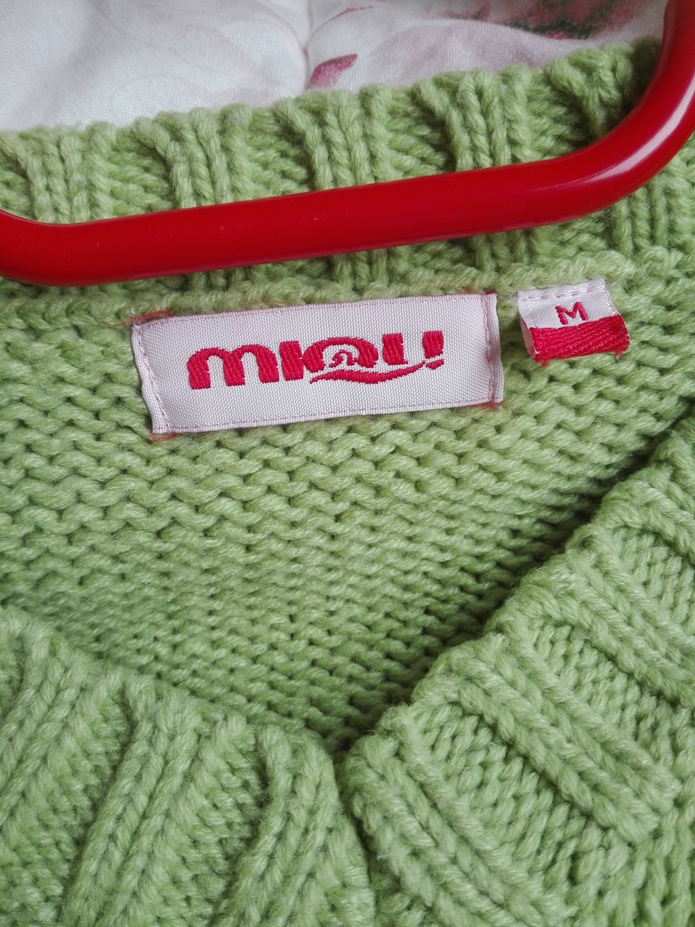grüner Strickpullover mit V-Ausschnitt