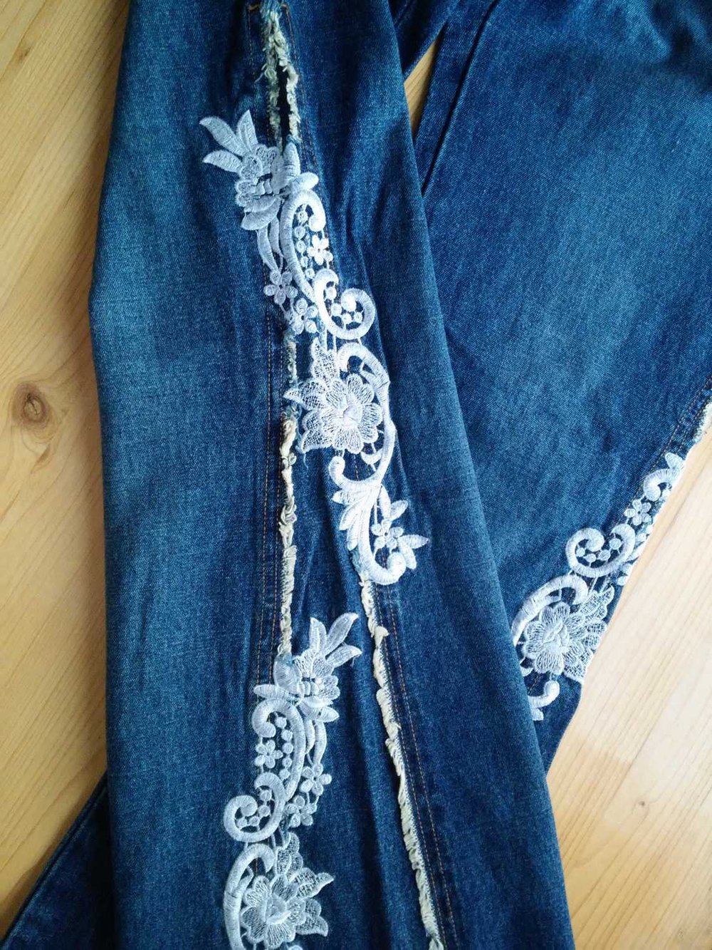wunderschöne Jeans mit Blüten-Spitze