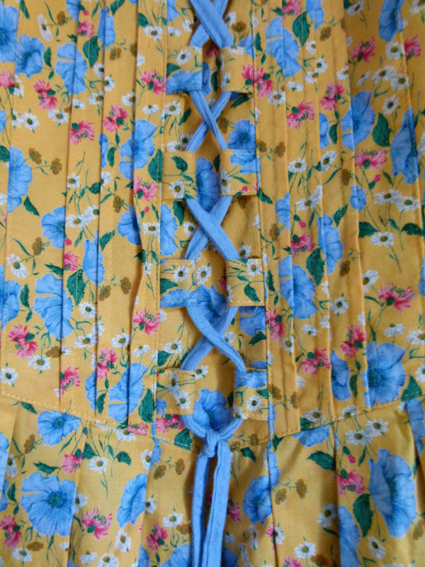 Sommer Trachten Kleid, honiggelb mit Blumenmuster, Schnürung, Folklore Landhaus Mori Retro Vintage Floral Blümchen Cottagecore