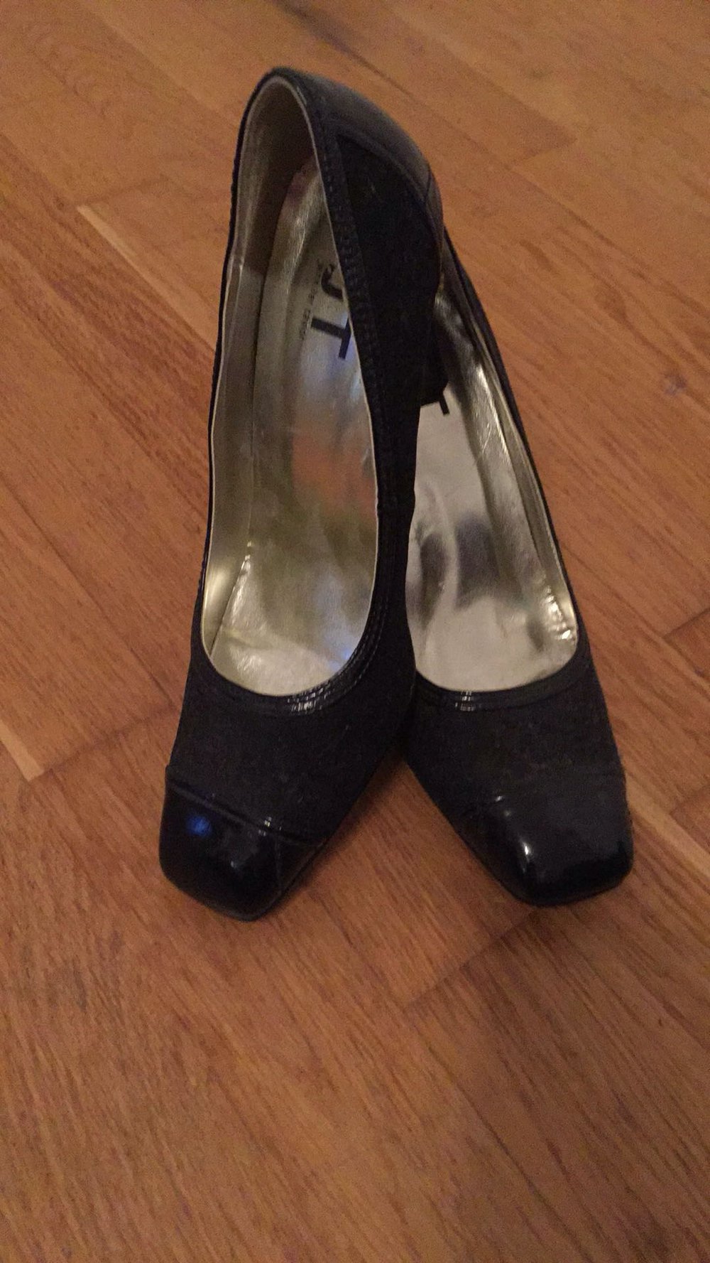 Schwarze Pumps in Samtoptik