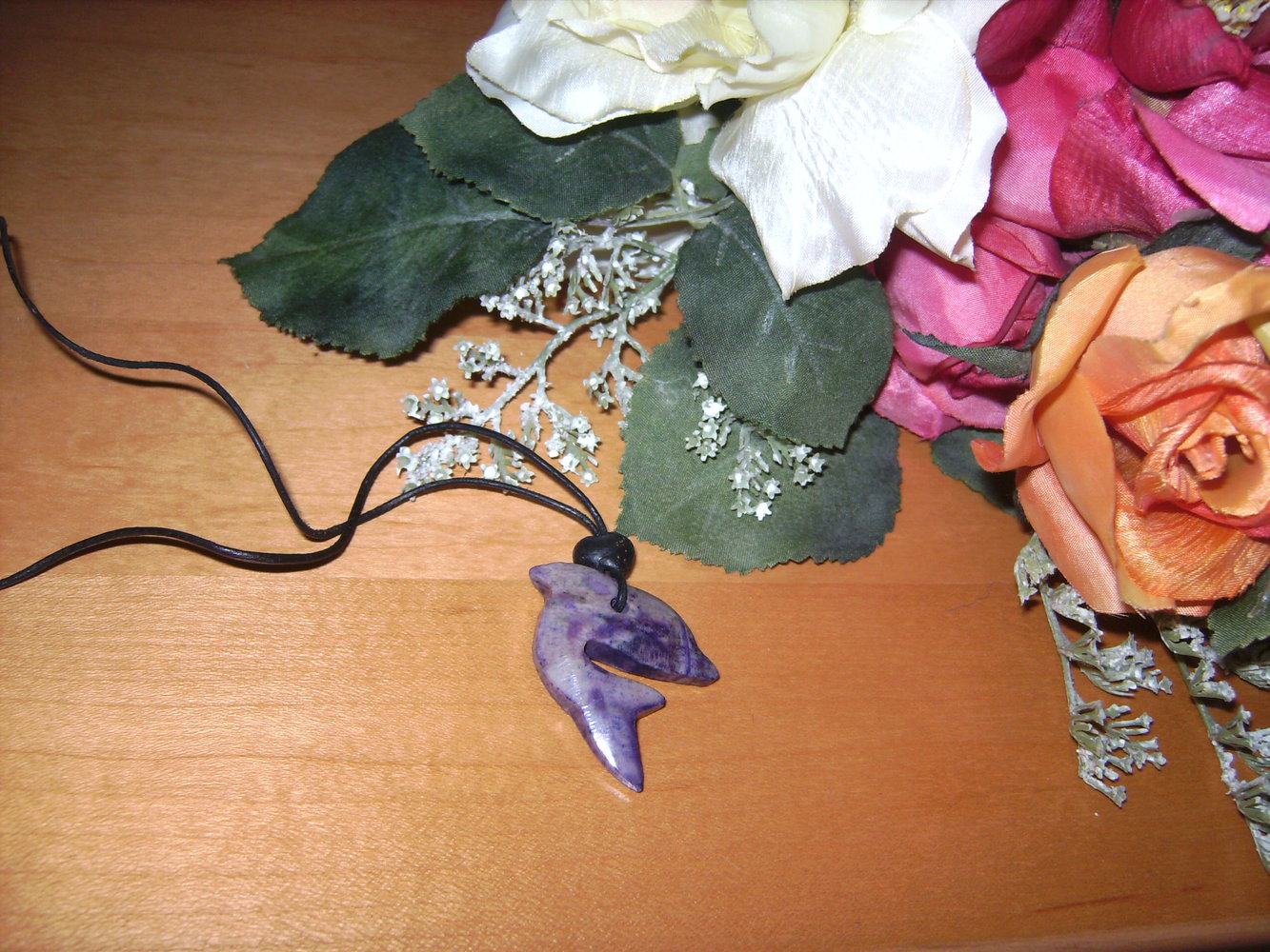 Glück! Delphin, Stein, Lila, Schmuck-Anhänger Halbedelstein Soladithfarben, Lederband, Talisman Energie Choker Kette
